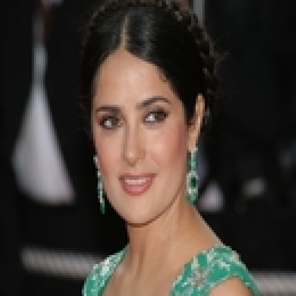 فرنسا تمنح سلمى حايك وسام شرف برتبة فارس