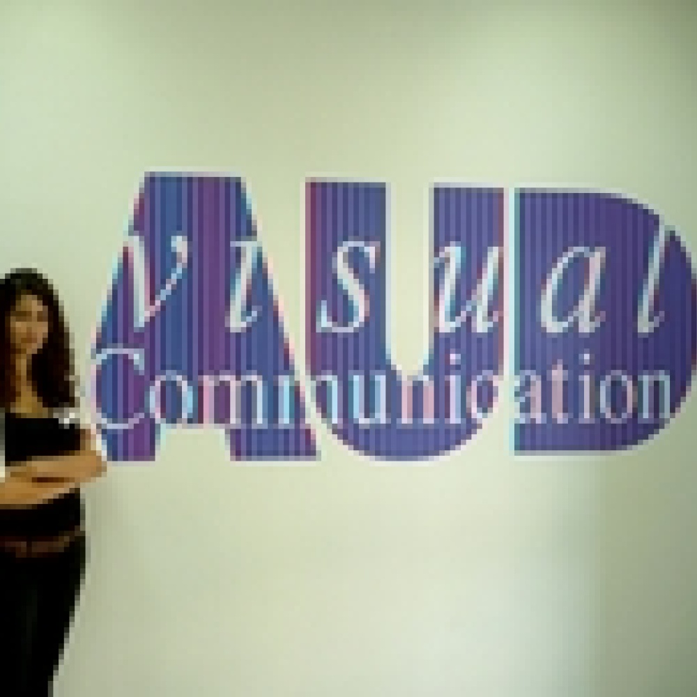 لجنة جائزة الشيخة منال للفنانين الشباب 2011 تعقد ورشات عمل في عدد من الجامعات المحلية