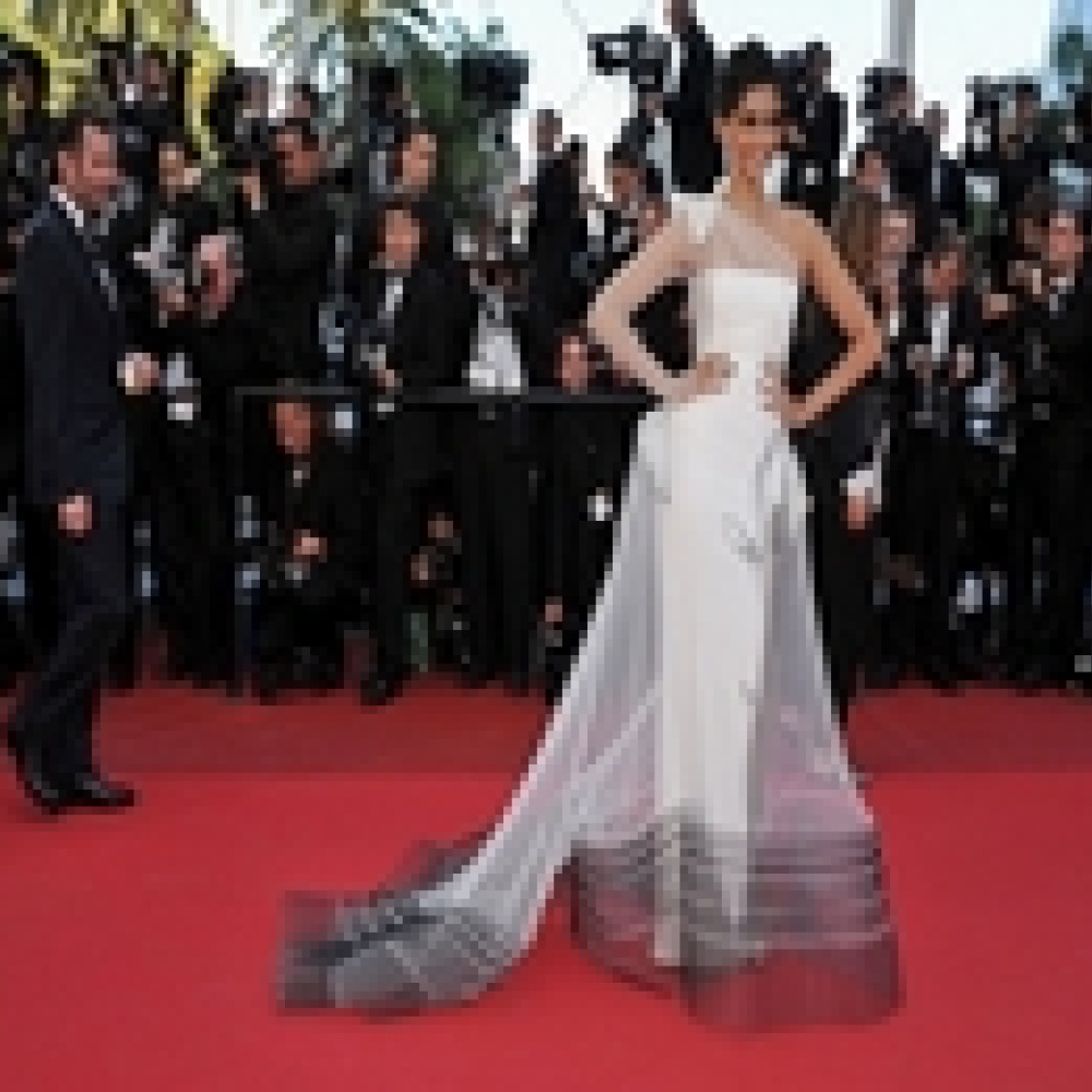 سونام كابور صاحبة الفستان الكارثة 2011