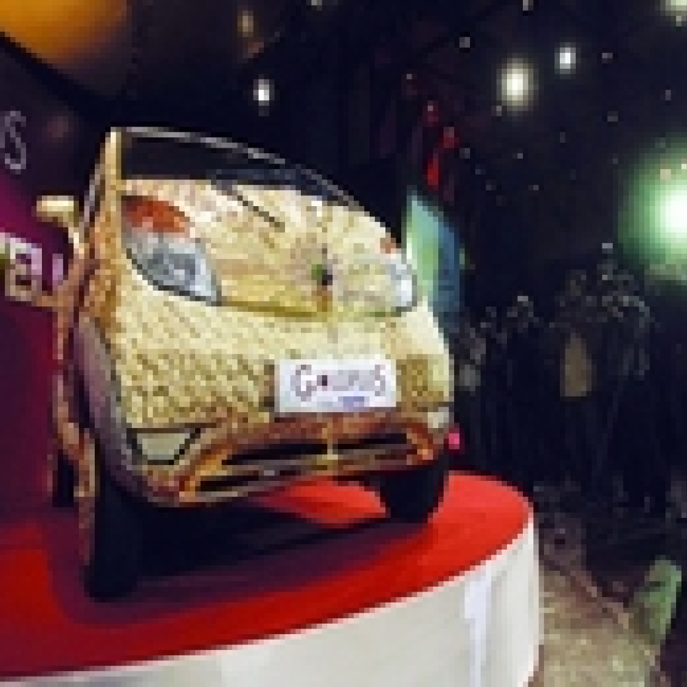 سيارة هندية من الذهب والفضة والأحجار الكريمة