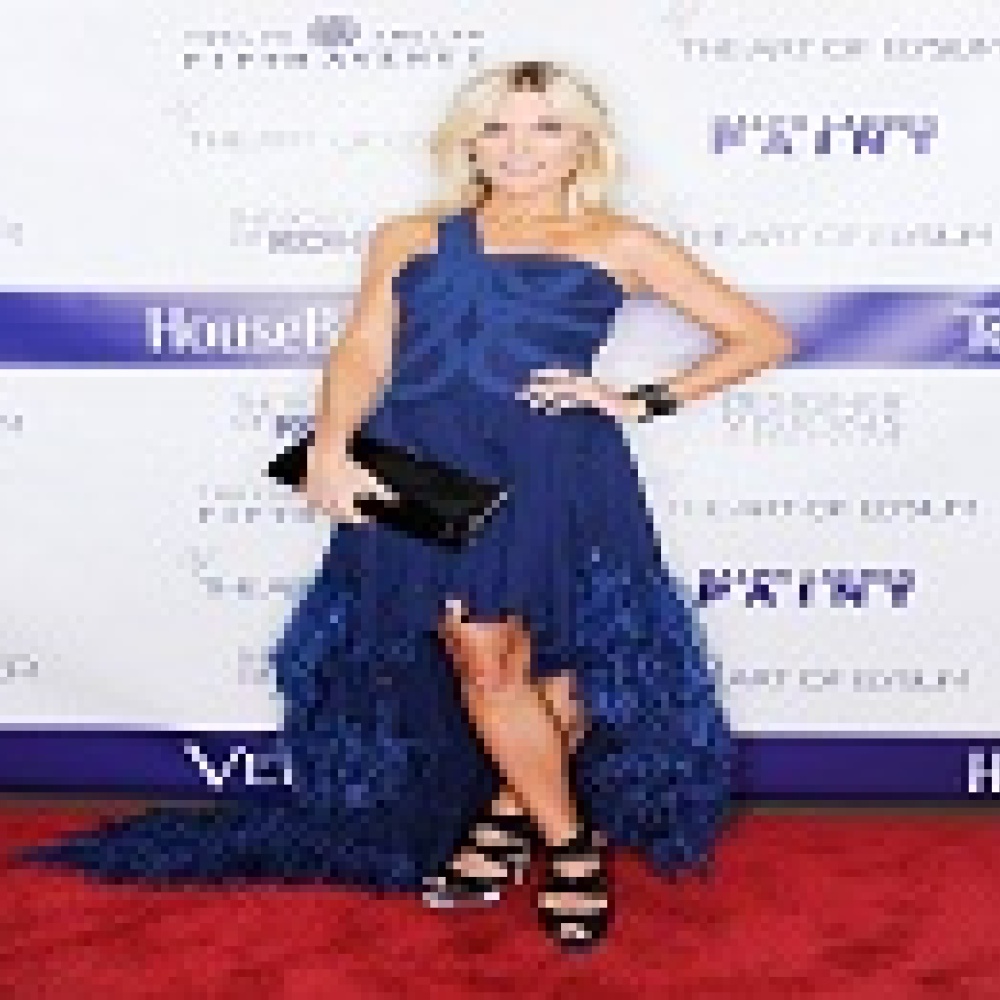 اطلالة ساحرة لـ تينسلي مورتيمر من " VERSACE"