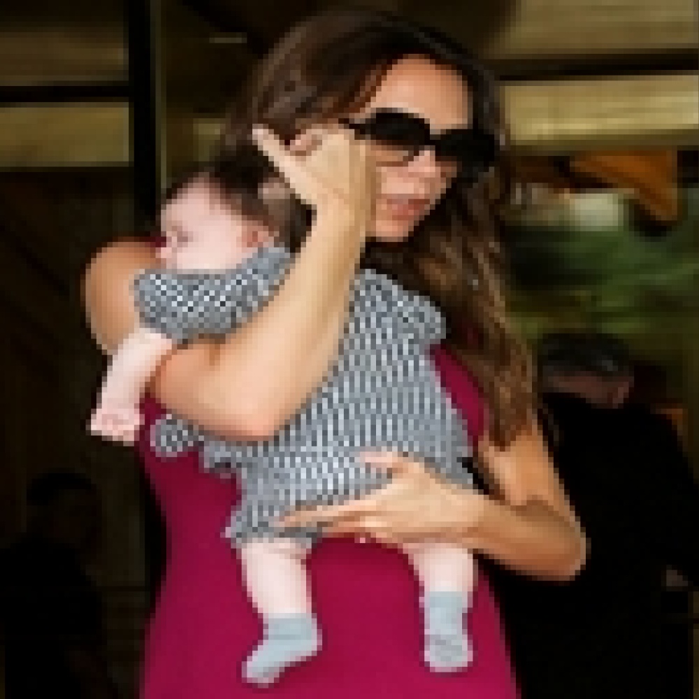 فيكتوريا بيكهام تصحب وليدتها هاربر لأسبوع الموضة في نيويورك