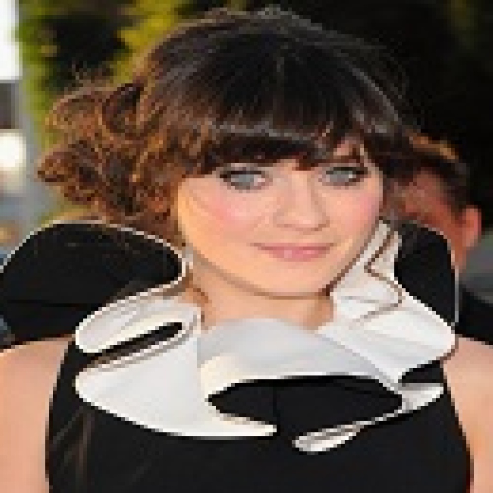 زوي ديشانيل.. كالباربي بفستان من  موسكينو 