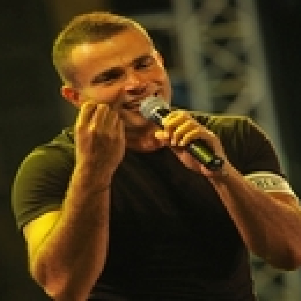 عمرو دياب يعلن عن ألبومه الجديد بخمس لغات