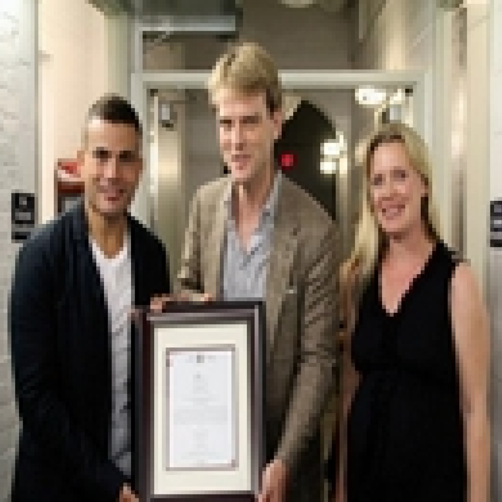 رئيس وزراء كندا يكرم عمرو دياب