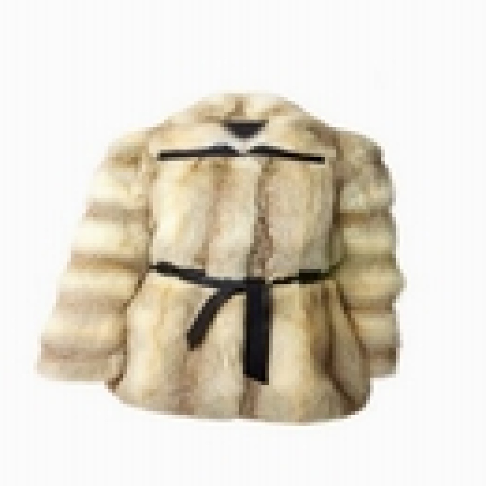 هدية اليوم من  بالانسياغا :  سترة من الفرو لإطلالة دافئة 