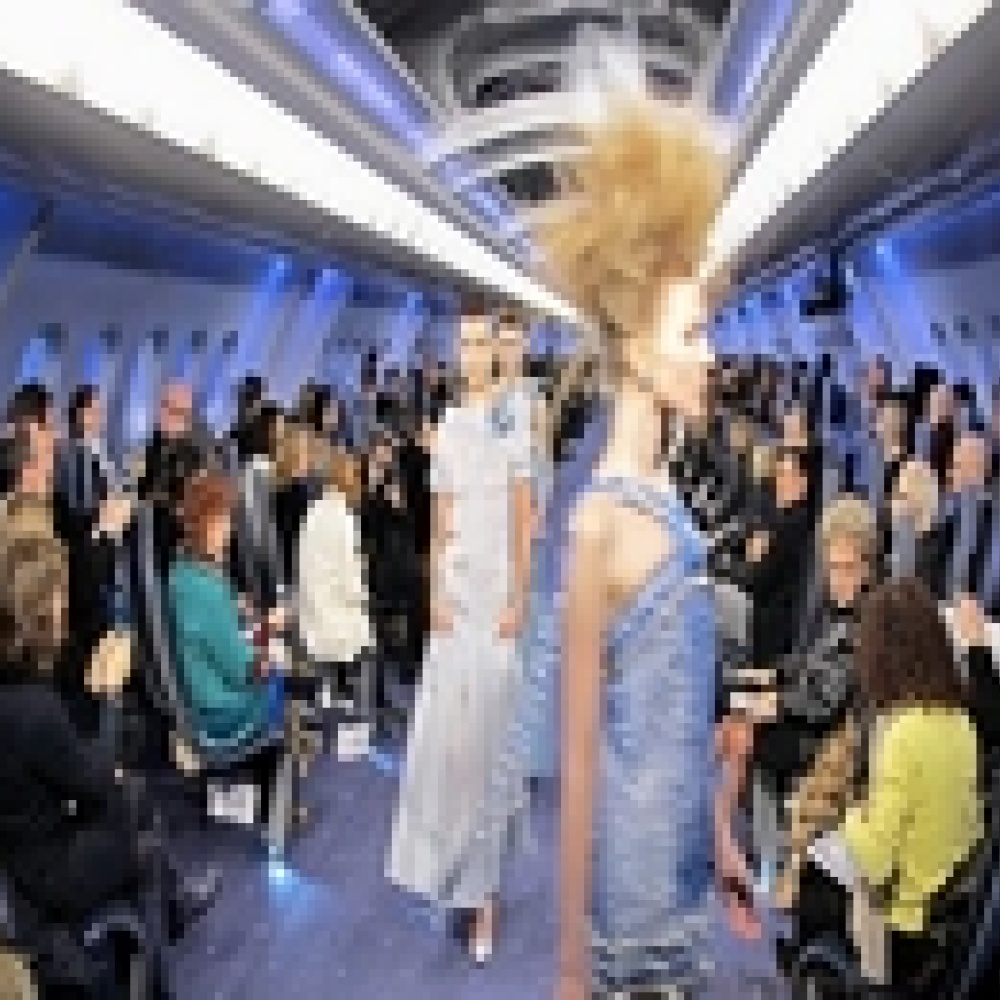 عرض أزياء شانيل في السماء الزرقاء