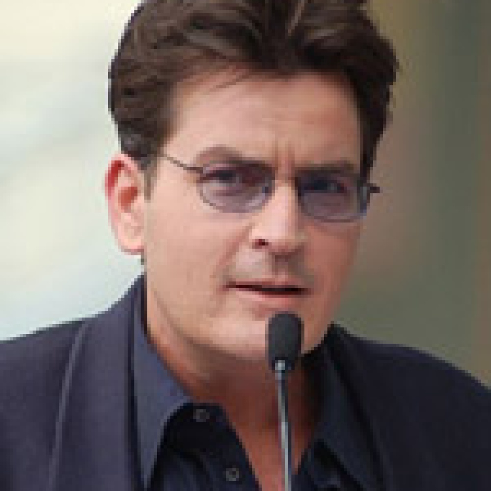 شارلي شين يرّوج للسجائر الالكترونية 