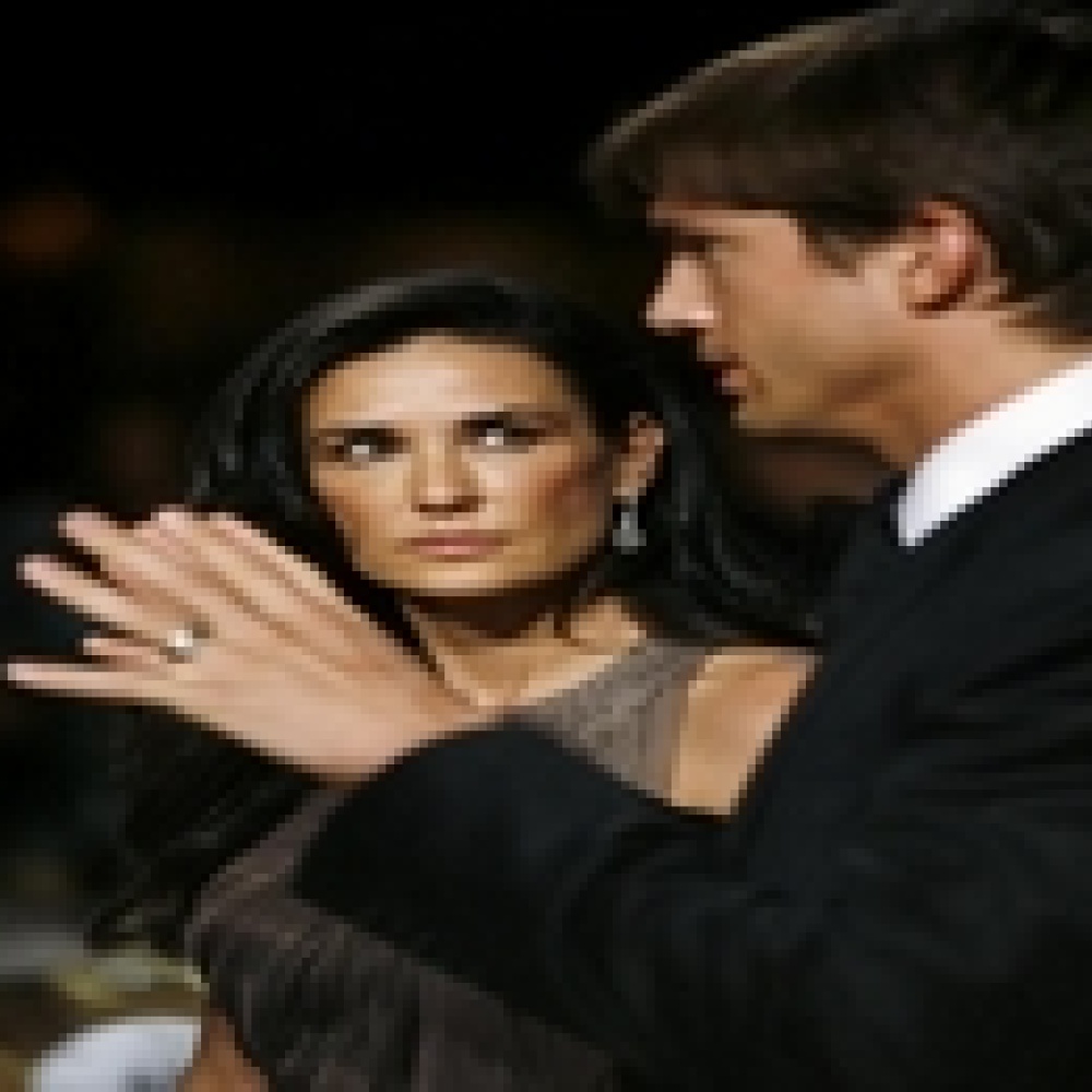 آشتون كوشتر يحاول مصالحة ديمي مور بسيارة ثمنها 100 ألف دولار