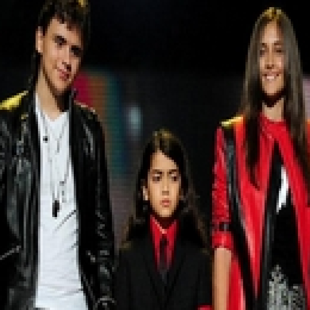 أطفال مايكل جاكسون يخلدون ذكرى والدهم