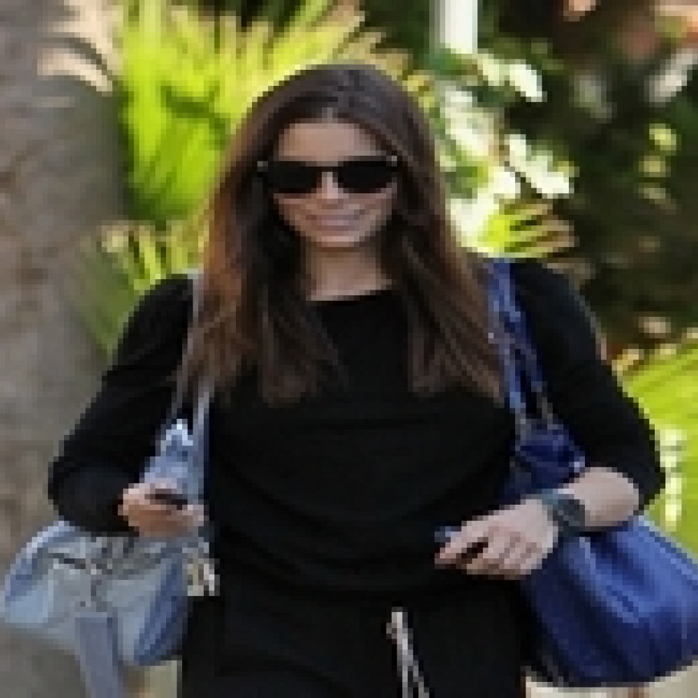 جيسيكا بيل بنظارات فيرساتشي