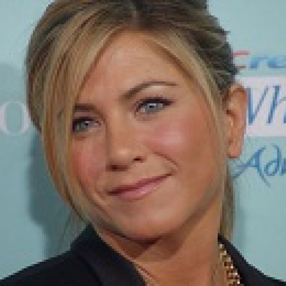 جينفير أنيستون مغرمة بـ جاستن ثيريو 