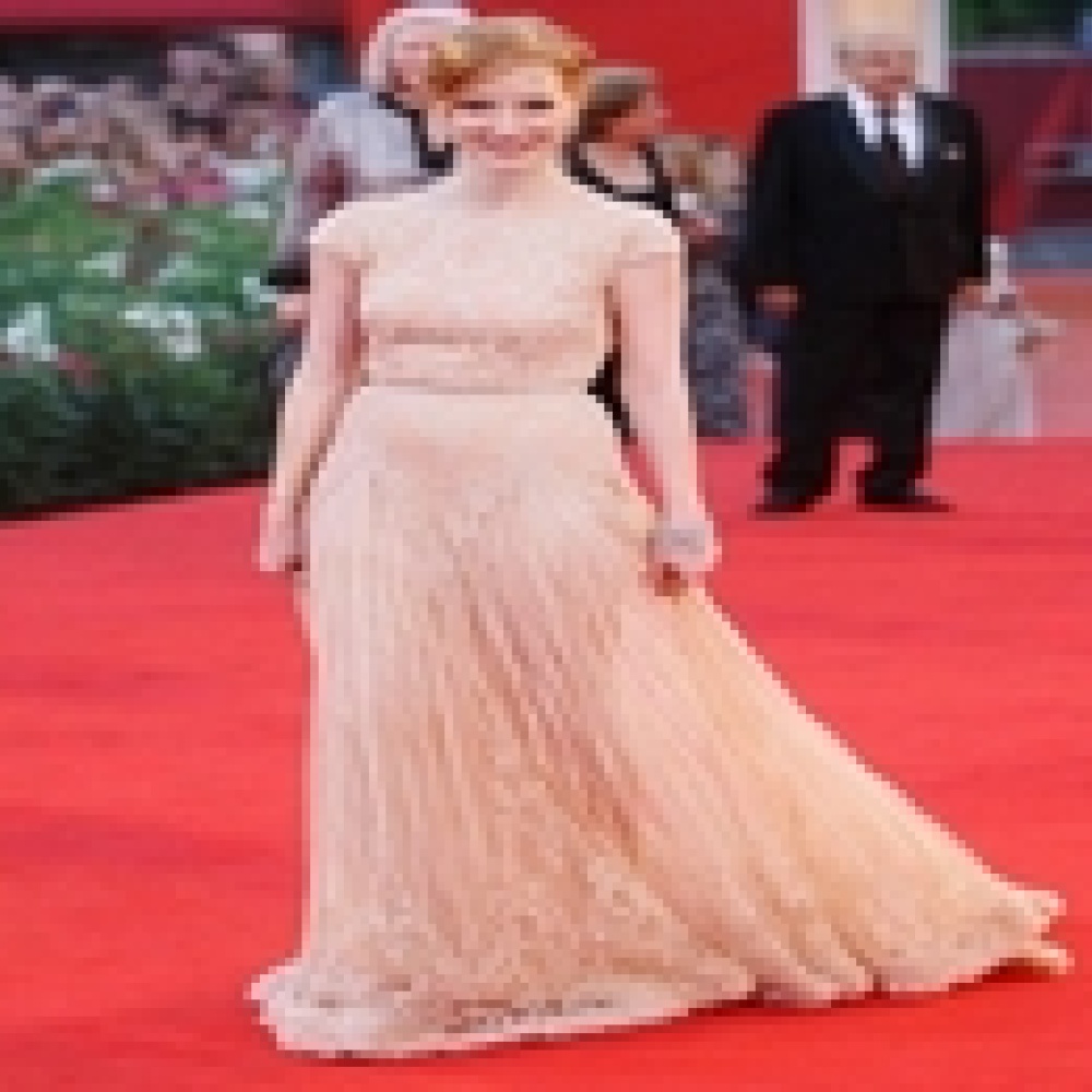 جيسيكا شاستين تتألق بتصميم إيلي صعب