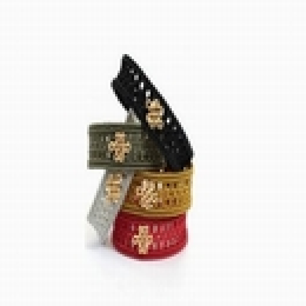 أسورة على شكل مكرميه 