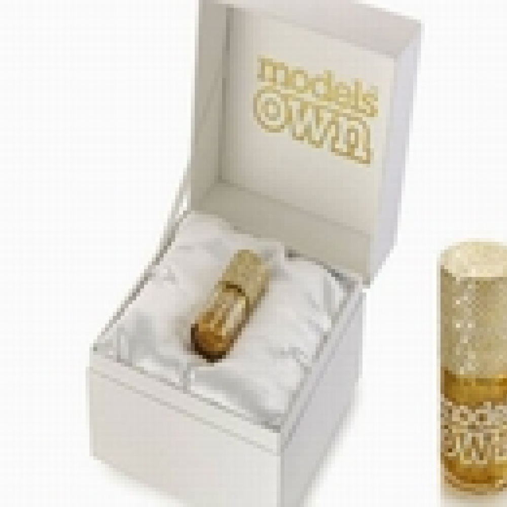 قمة الرفاهية: طلاء اظافر من الذهب والماس!