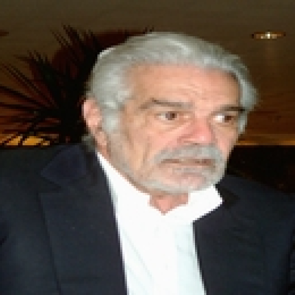 عمر الشريف فى فرنسا بعد جراحة ناجحة فى ساقه