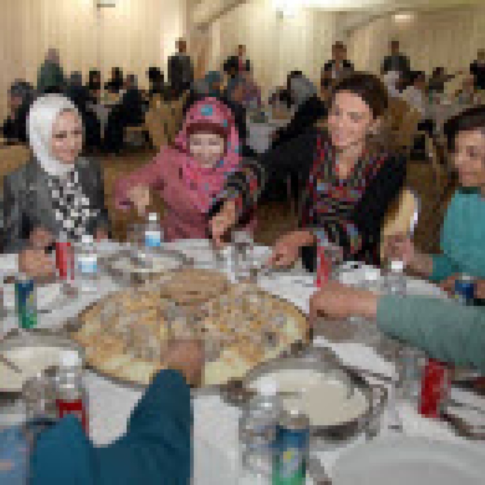 الملكة رانيا تطلق المرحلة الرابعة لـ مدرستي  وتتناول الغذاء مع طالبات ومعلمات