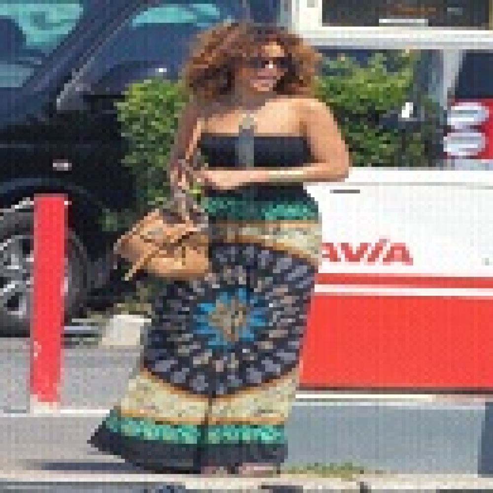 ريهانا تحمل حقيبة من  MULBERRY  