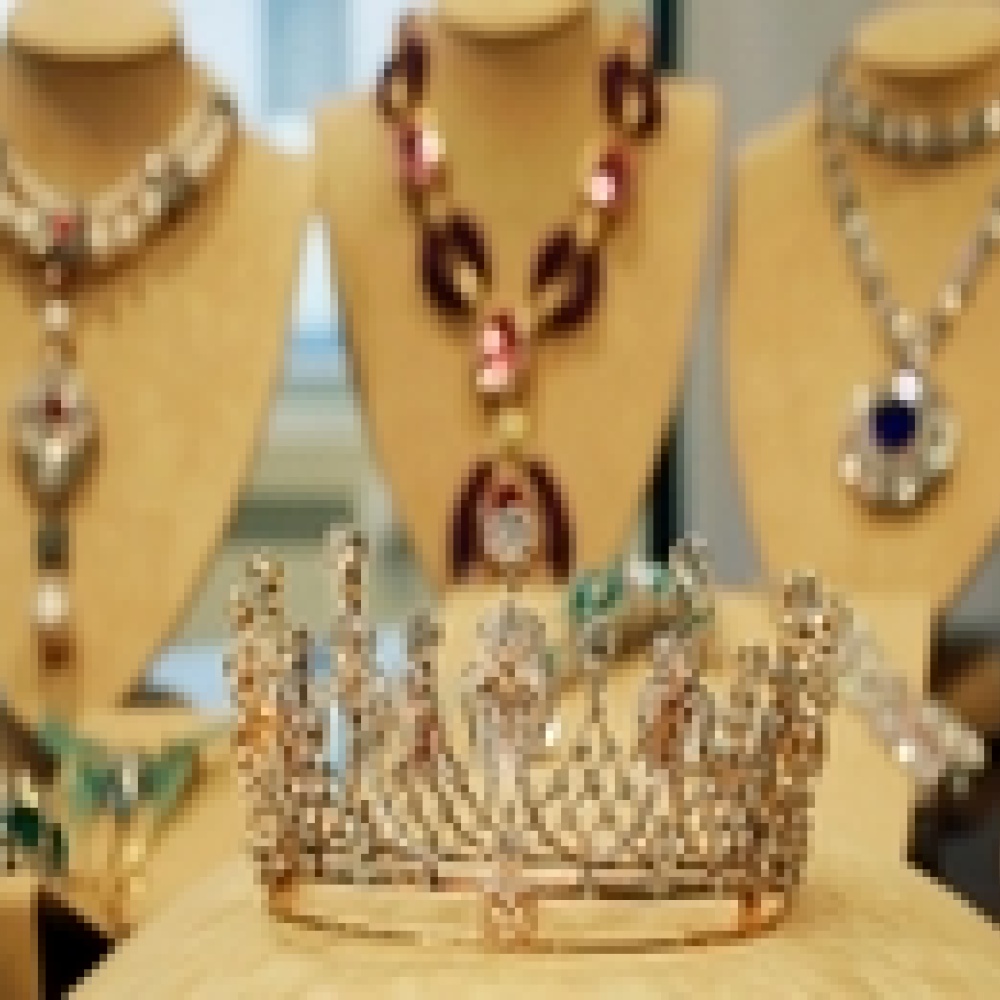 مجوهرات  عاشقة القطع النادرة  في المزاد