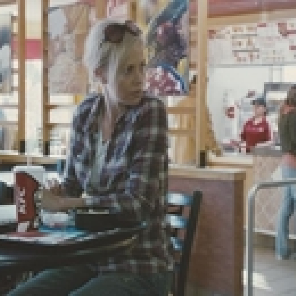 تشارلز ثيرون تنافس على جائزة الكرة الذهبية في فيلم  الشباب الراشدين 