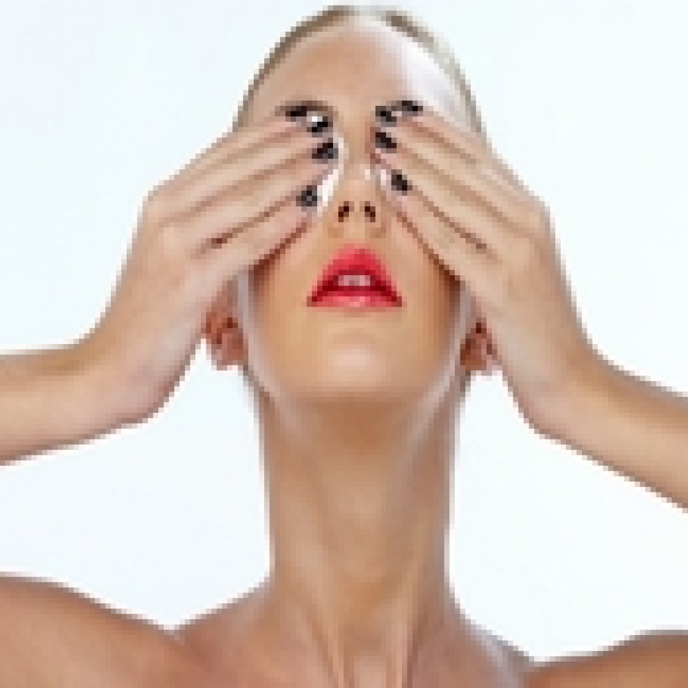 مواد طبيعية لحماية العين من آثار الإجهاد والالتهاب