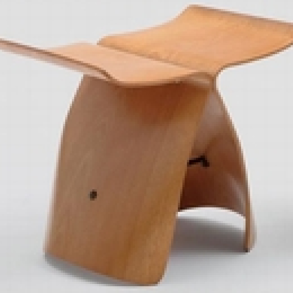 كرسي من الخشب على شكل فراشة في متحف للفن الحديث