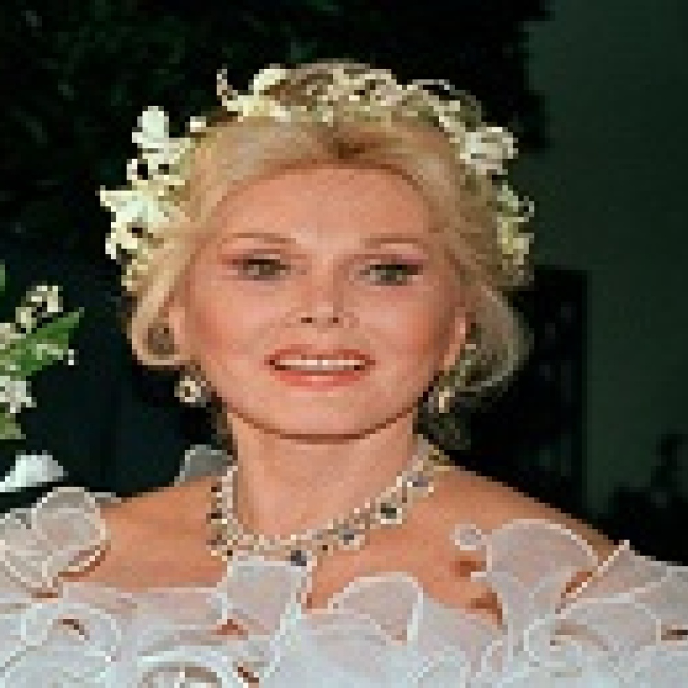 زازا غابور تبيع فساتينها لتغطية مصاريف علاجها