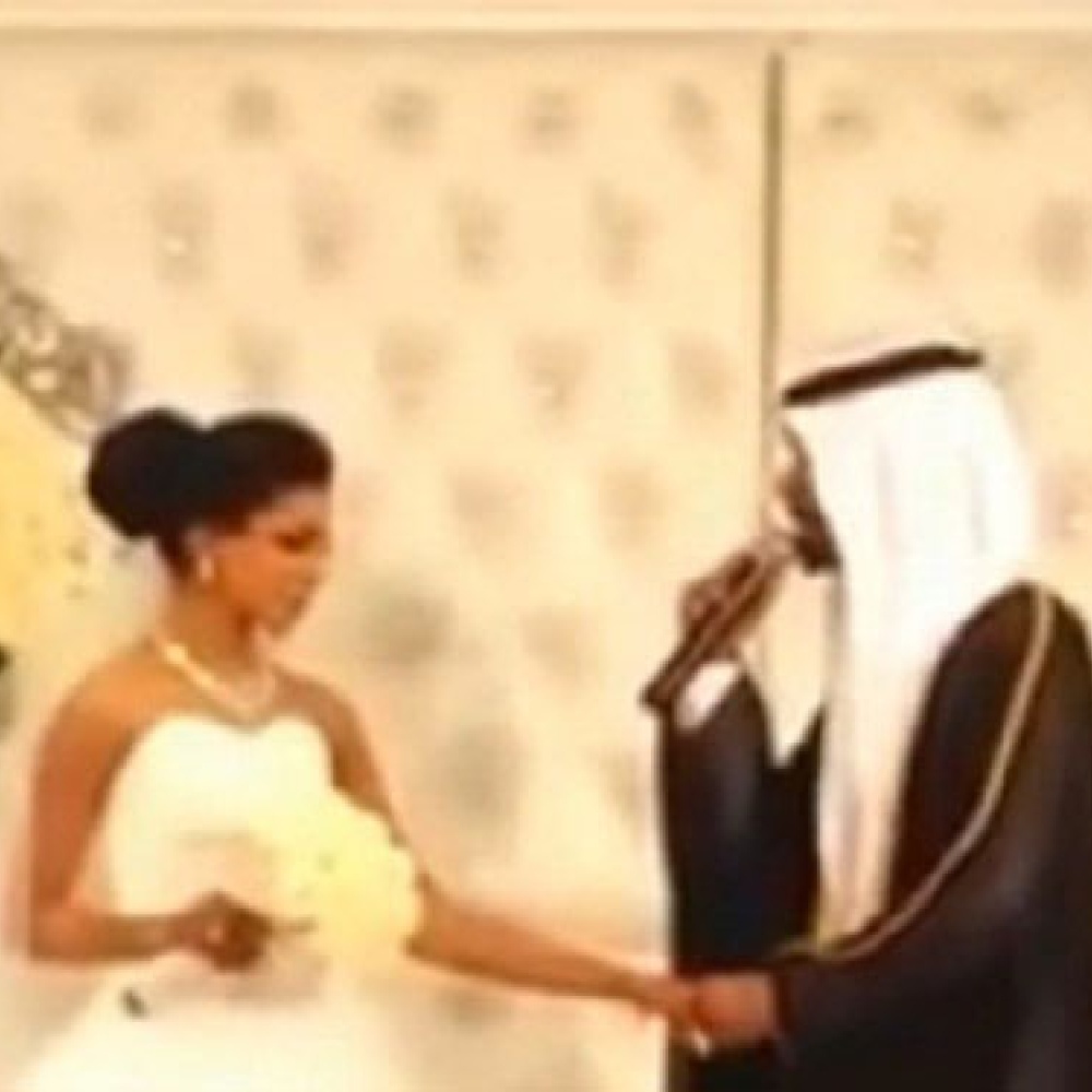 بالفيديو: كويتي يغني لعروسه على الكوشة