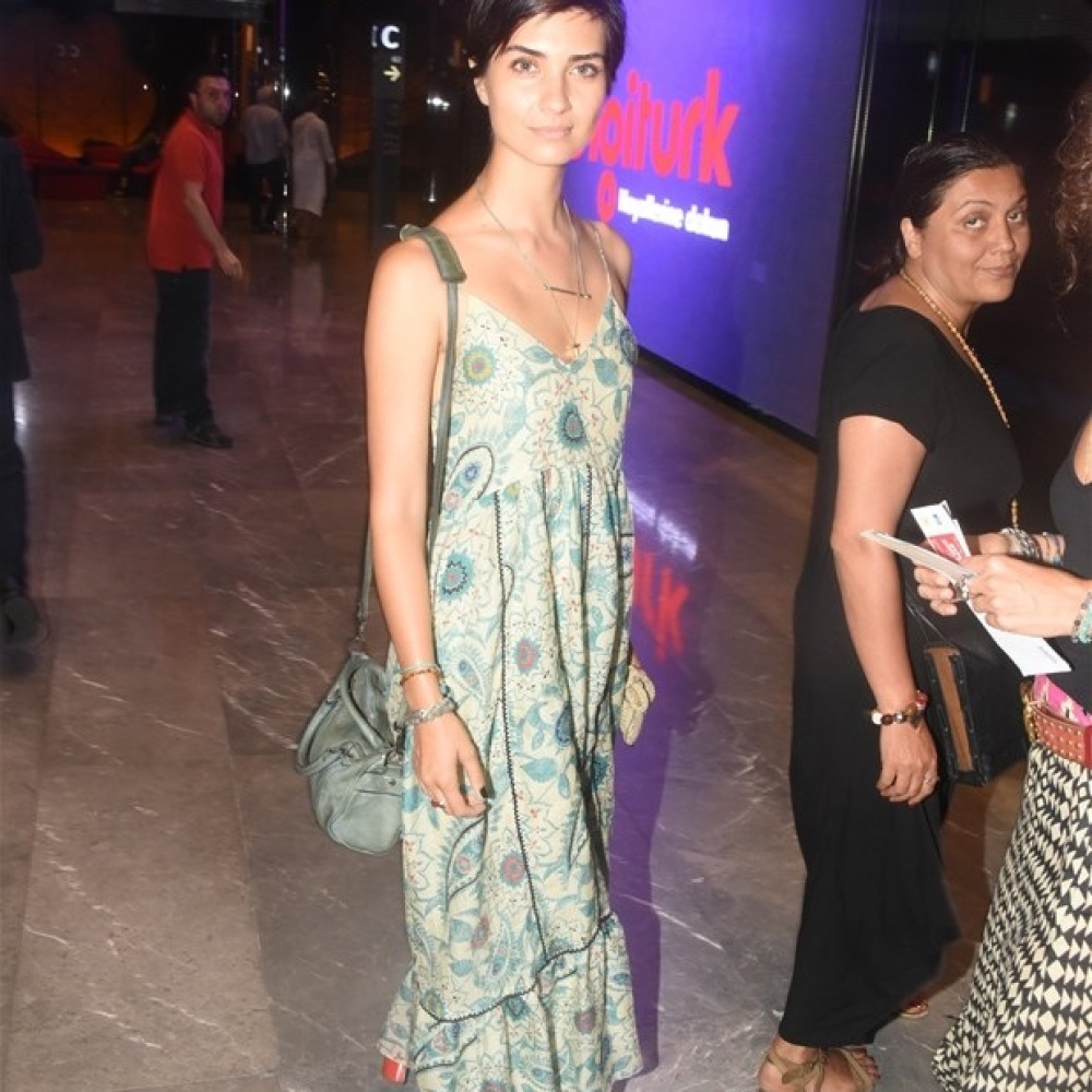 إطلالة بسيطة للممثلة التركية توبا بيوكستون في حفل المطرب الأيرلندي Damien Rice