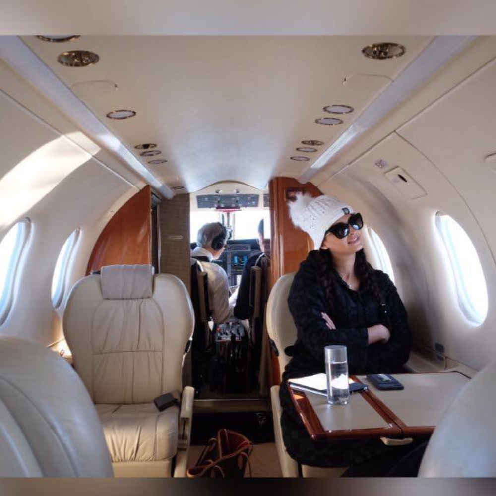 إلى أين تتجه علا الفارس في الطائرة الخاصة ؟ 