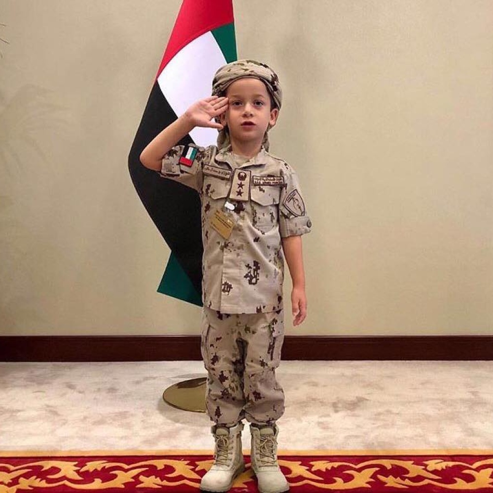 الشيخ محمد بن راشد ينشر صورة لابنه زايد بالزي العسكري احتفالا باليوم الوطني الإماراتي ٤٦