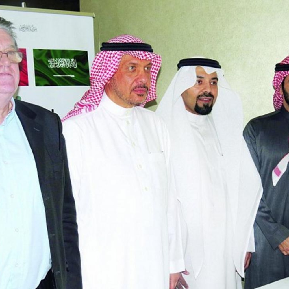 الطبيان عبدالكريم ومشعل لحظة تكريمهم بدبي