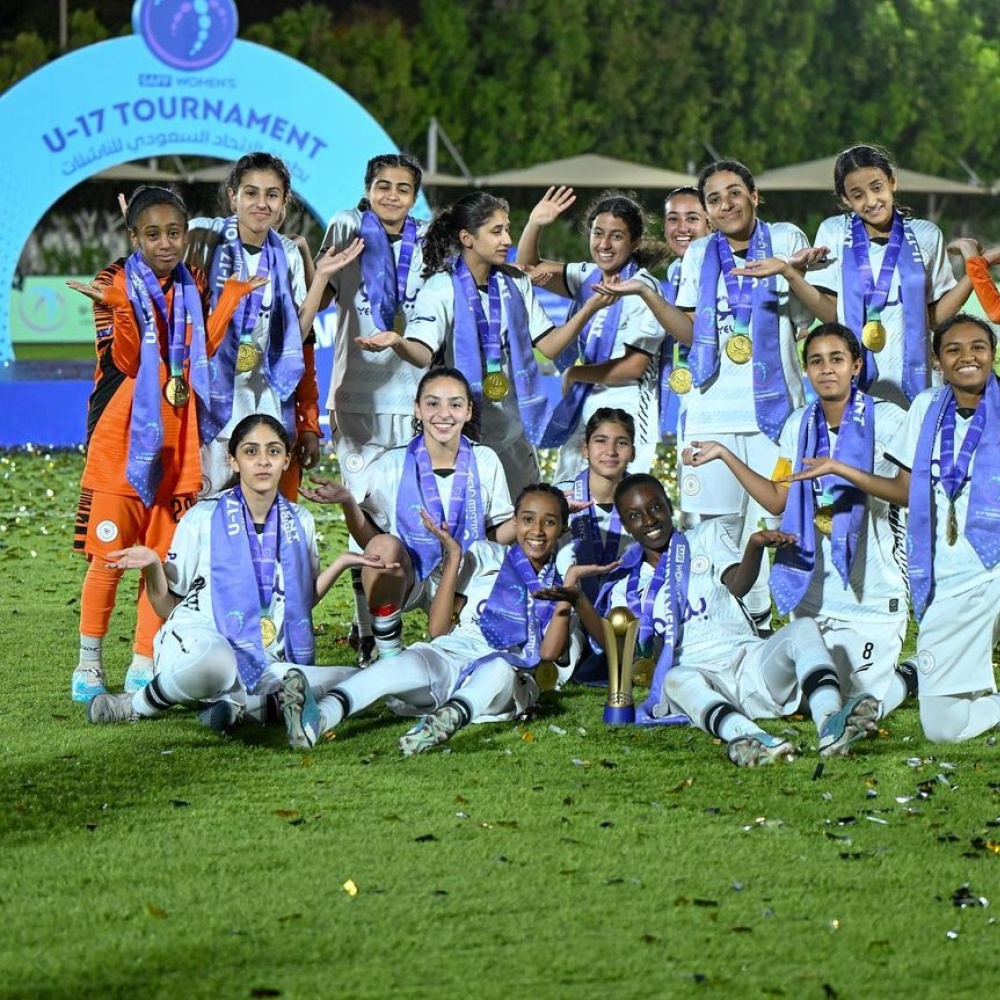 لاعبات كرة القدم الفائزات في النسخة الأولى من بطولة الاتحاد السعودي للناشئات