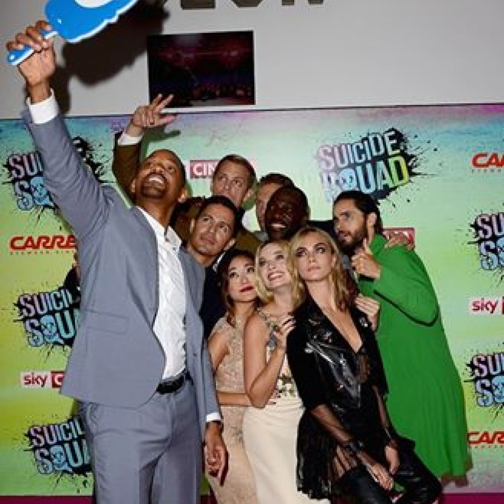 ويل سميث يلتقط صورة سيلفي جماعية مع كارا ديليفين ومارغوت روبي ومجموعة من النجوم خلال الترويج لفيلم Suicide Squad بالأمس