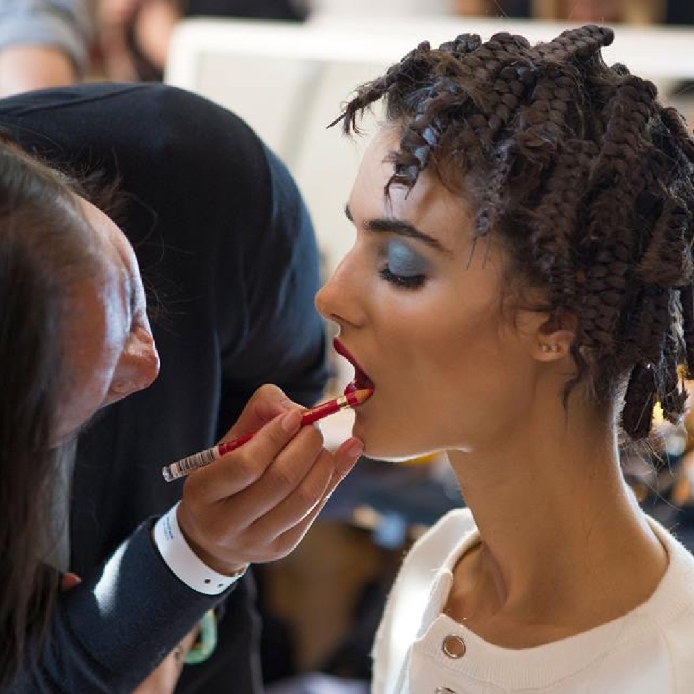 هكذا يتم تحضير عارضات "فينيسا سيورد" خلال عروض أزياء باريس بالأمس