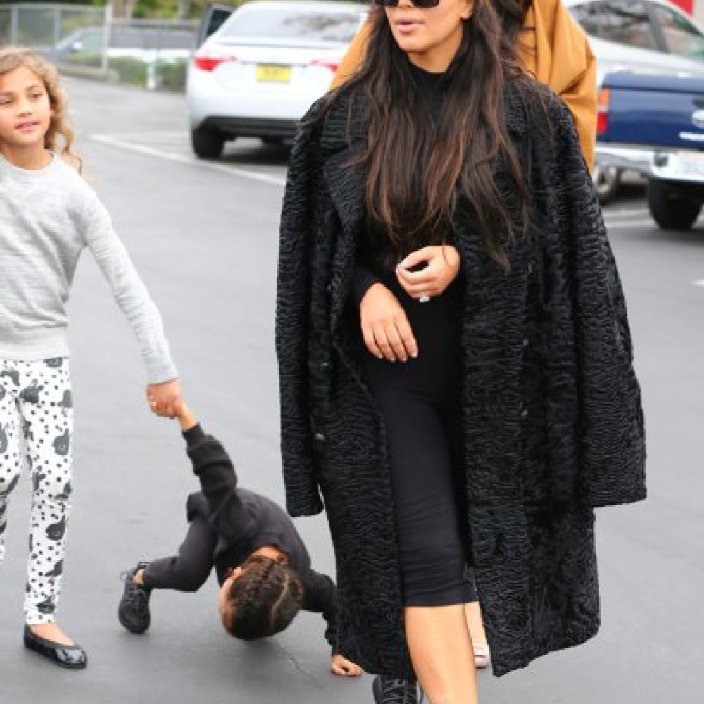 كيم كارداشيان تترك ابنتها تسقط على الأرض بعد أن غفلت عن مراقبتها بسبب مشكلاتها الزوجية
