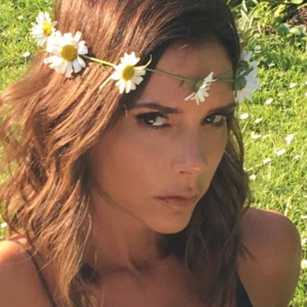 فيكتوريا بيكهام تتخلى عن شعرها الطويل الاسود .. وتظهر بقصة شعر عصرية شبابية