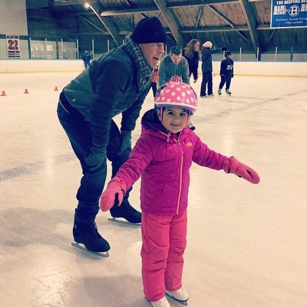 بروس ويليس يتزلج مع ابنته ذات الأربع أعوام في نيويورك بالأمس