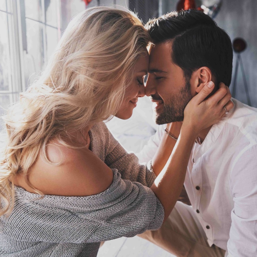 الانجذاب القوي ومشاركته المشاعر والتواصل معه دون حرج علامات كيمياء الحب بين الرجل والمرأة
