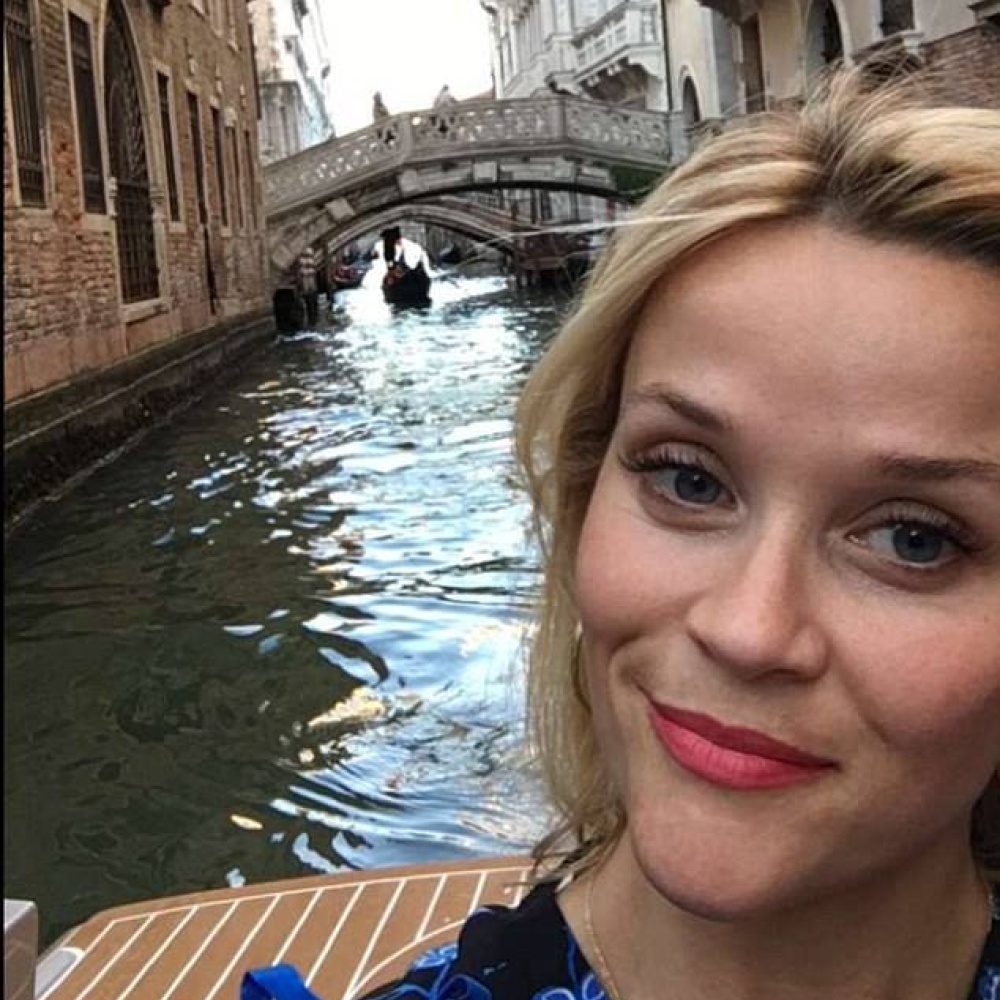 ريز ويذرسبون تلتقط صورة سيلفي في ربوع البندقية