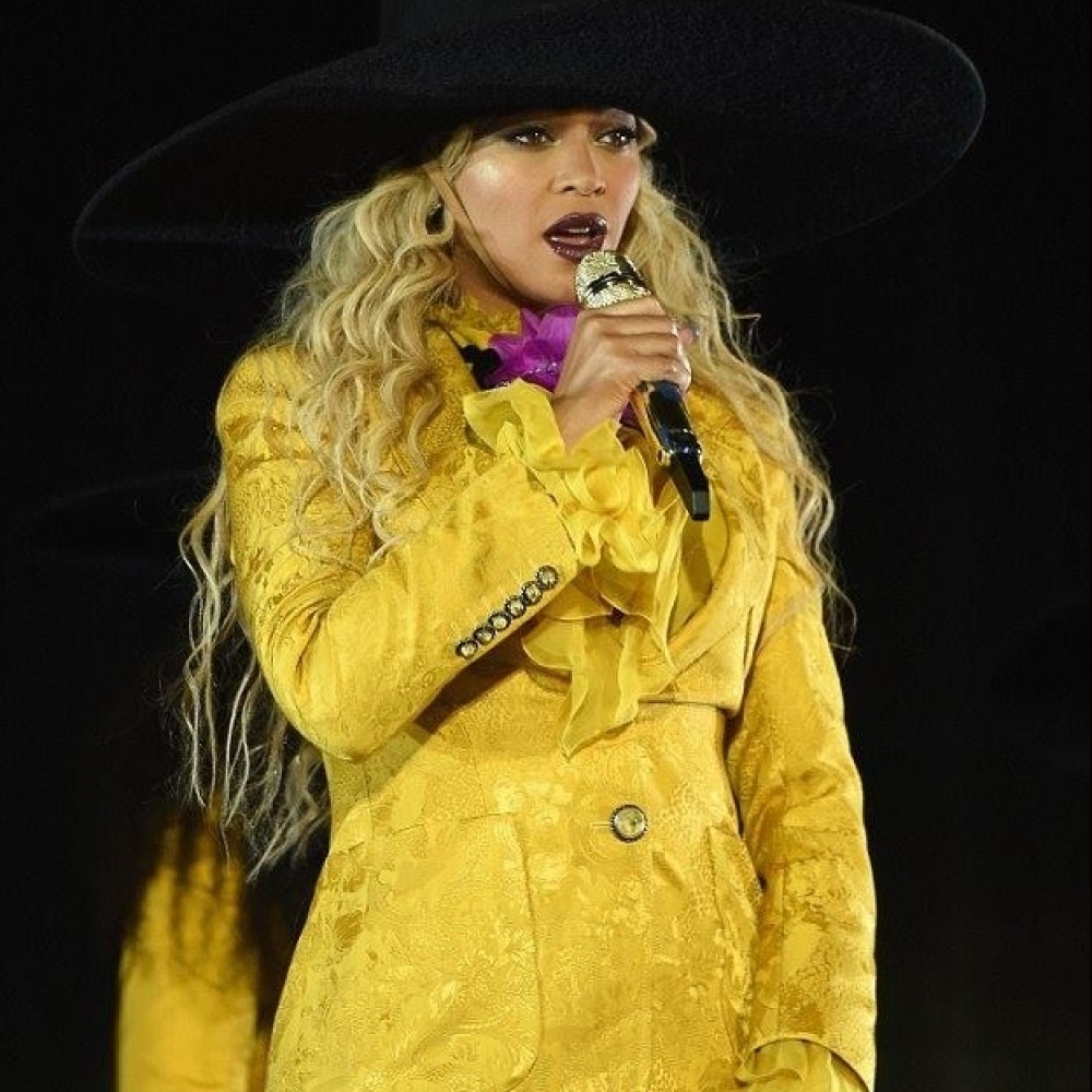 بيونسيه تتألق ببدلة صفراء وقبعه سوداء كبيرة خلال حفلها بالأمس في نيوجيرسي