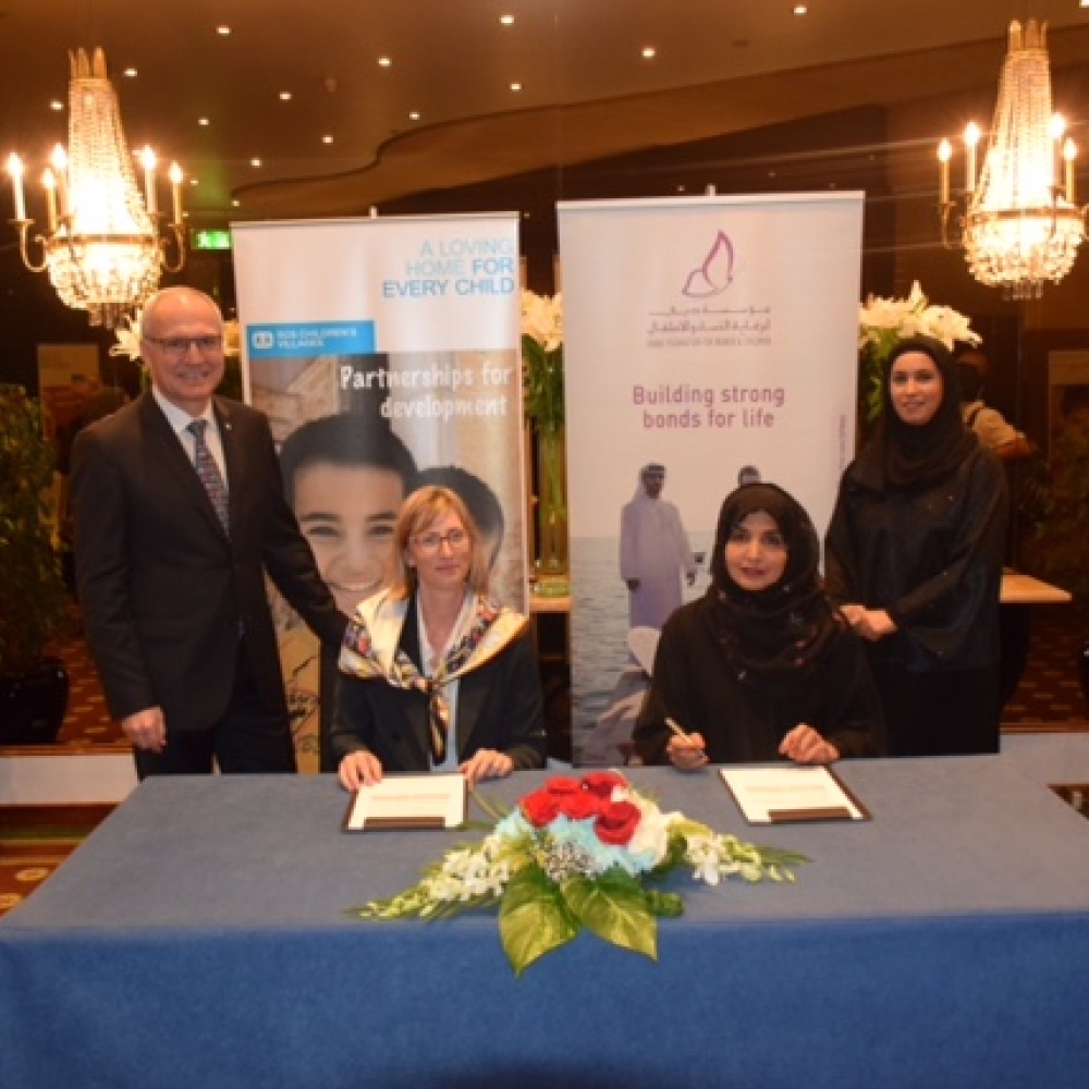 السيدة عفراء البسطي والسيدة نيكول نصار أثناء توقيع الإتفاق