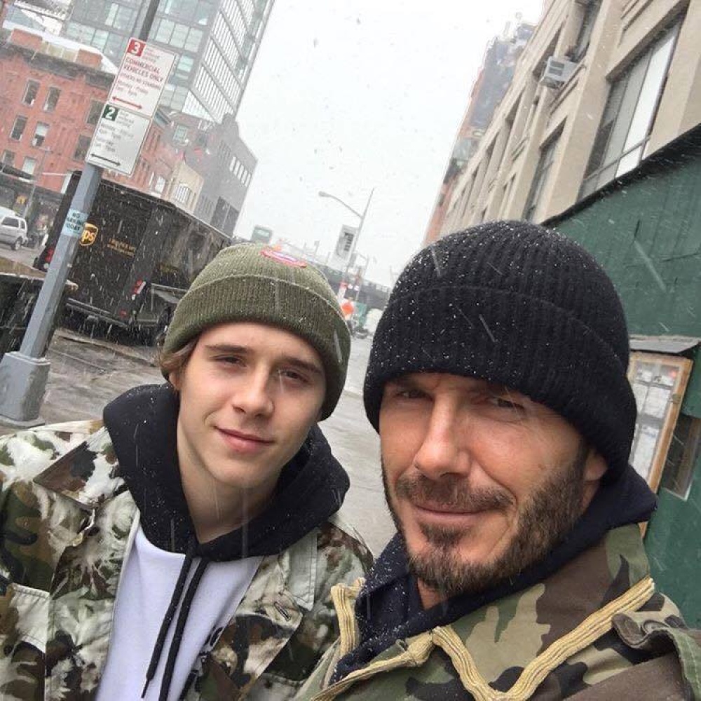 من شابه أباه فما ظلم! بروكلين بيكهام و والده في إطلالة متشابهة .. من الأوسم؟