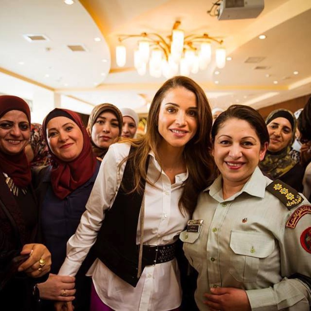 الملكة رانيا تتوسط عدد من السيدات الاردنيات خلال ملتقى لهن بمناسبة يوم المرأة العالمي