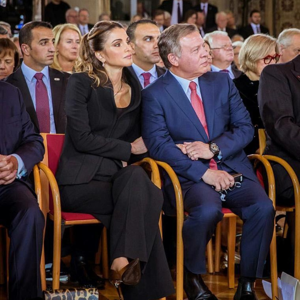 الملك عبدالله والملكة رانيا يداً بيد في رومانسية الحب في زيارتهما الأخيرة إلى ألمانيا!