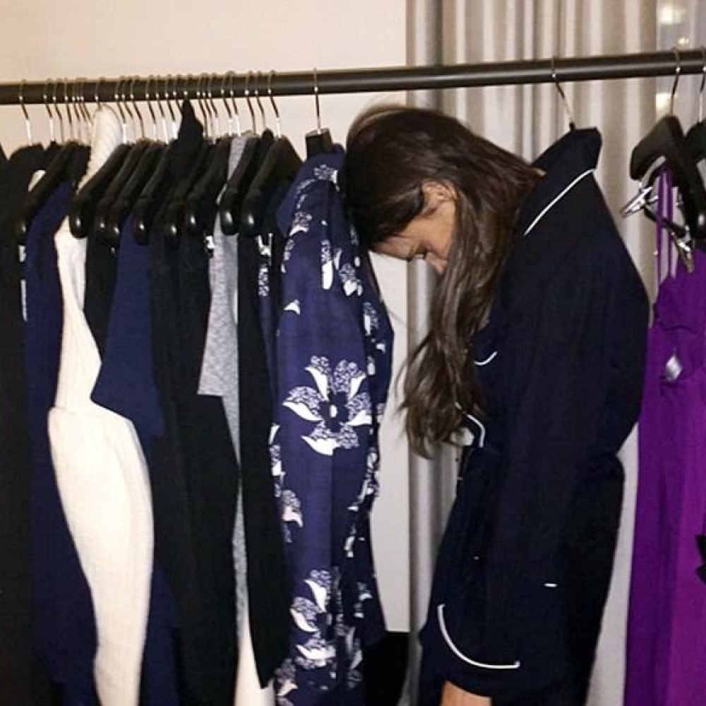 يبدو أن هذه هي الطريقة الجديدة لفيكتوريا بيكهام للترويج عن مجموعتها الجديدة