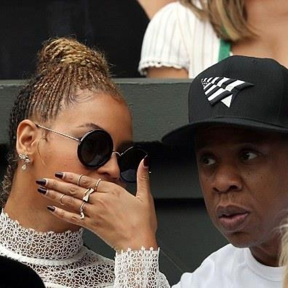 ترى ما هو الخبر الهام الذي تهمس به بيونسيه لجاي زي خلال مباراة لعب التنس