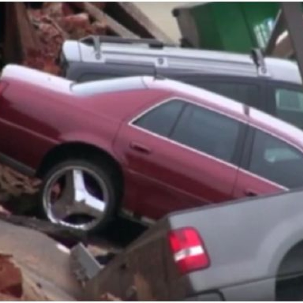 انهيار موقف للسيارات وحفرته تبتلع العشرات منها