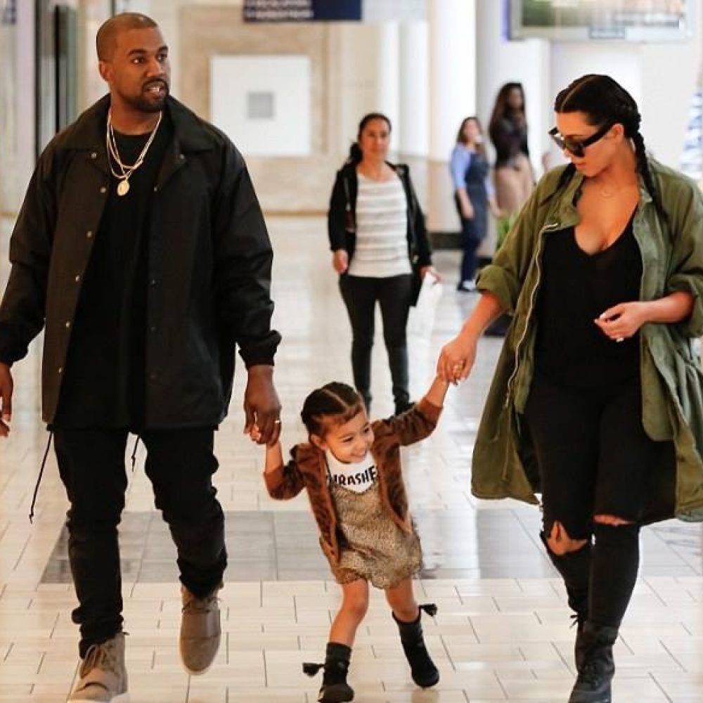 كيم وكاني ويست يصطحبان ابنتهما نورث لأحد المولات في لوس أنجلوس