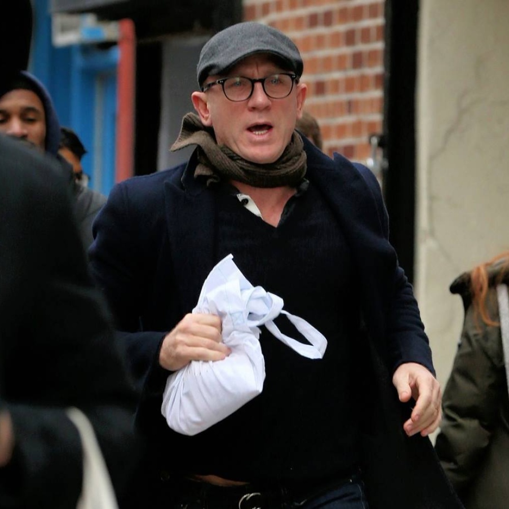 يبدو أن دانيال كريغ لا يملك الوقت الكافي للحاق بعمله .. ويسارع الوقت ليصل على الموعد